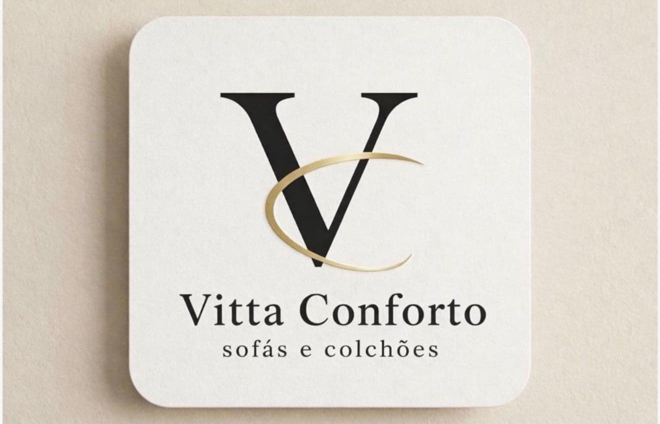Logotipo Vitta Conforto com letra V preta, curva dourada e texto sofás e colchões.
